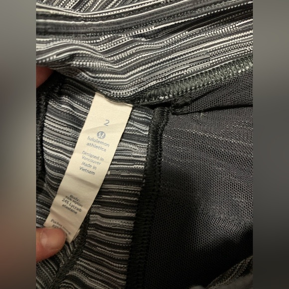 Lululemon on the fly pants 7/8 27” size 2 - Picture 6 of 6